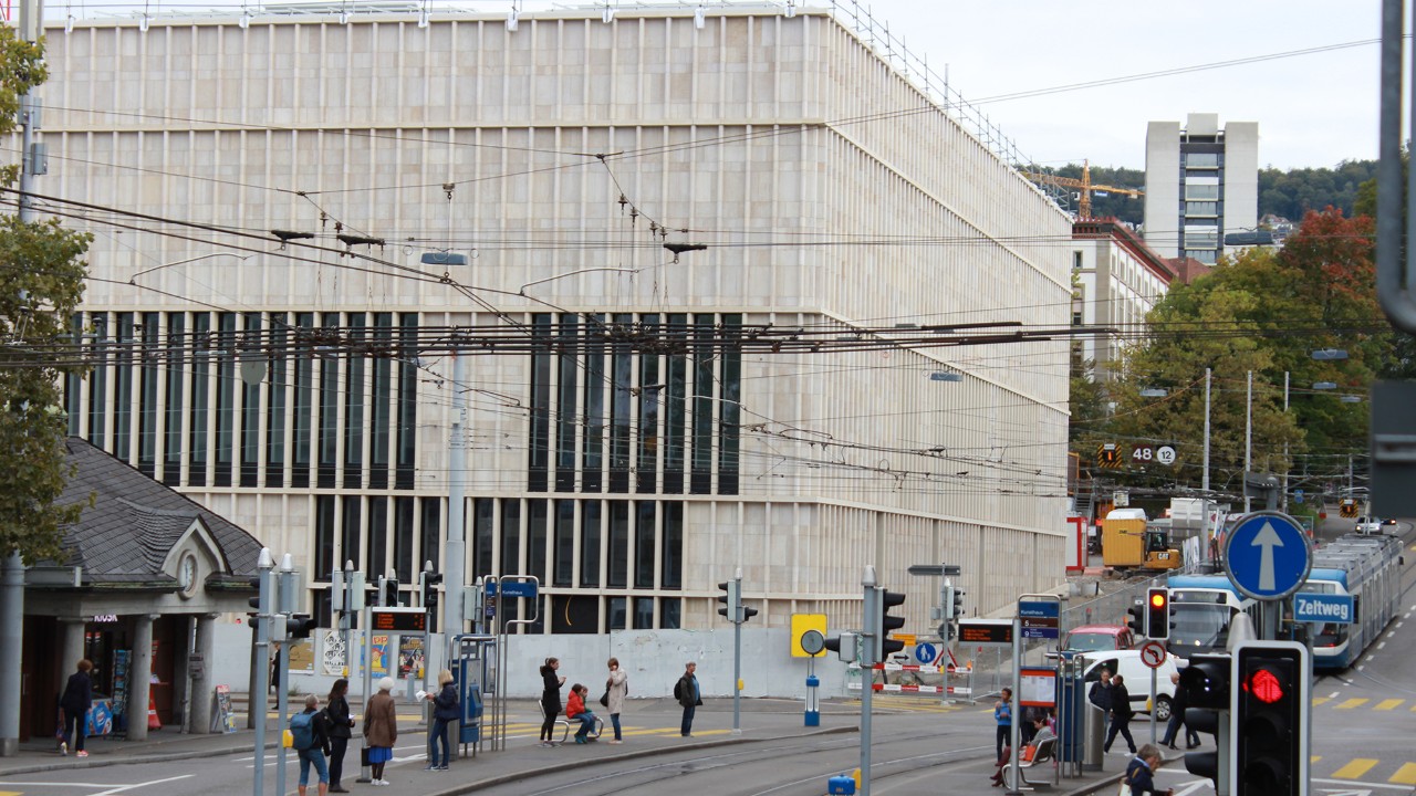 Der Erweiterungsbau des Kunsthauses ist in hellem Beton gebaut; so heizt er sich weniger auf. 